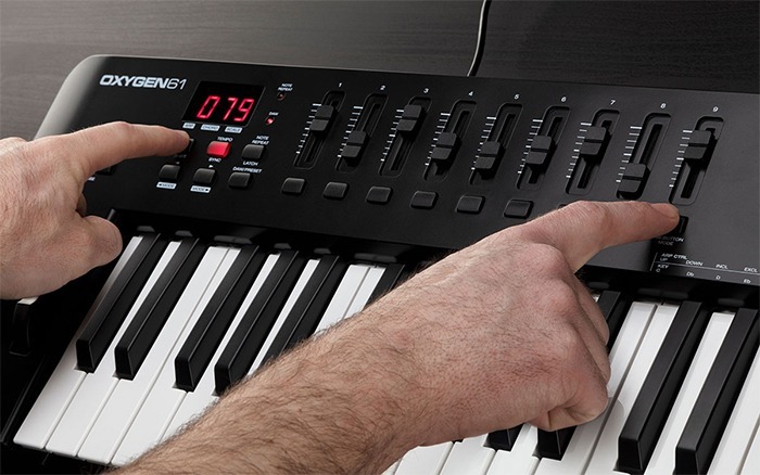 CONTROLADOR MIDI M AUDIO OXYGEN 61 MKV DE 61 TECLAS - Imagen 5